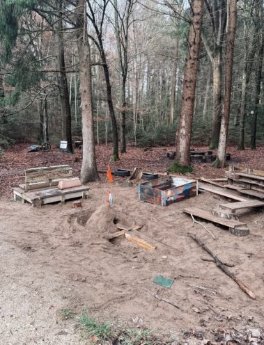 Sandspielbereich mit Bäumen am Waldplatz