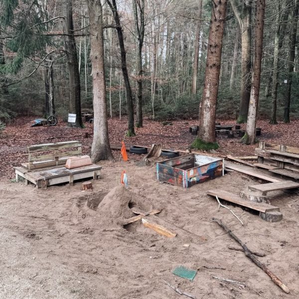 Sandspielbereich mit Bäumen am Waldplatz
